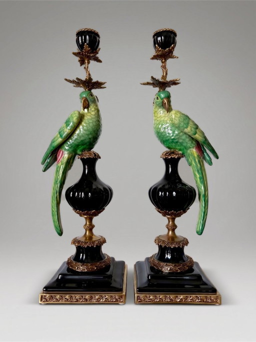 Paar Papageienleuchter aus Porzellan und vergoldeter Bronze – Stil Ludwigs XVI. – 47 cm