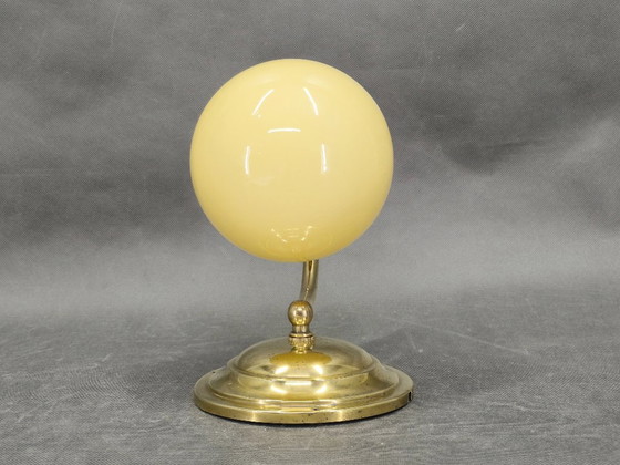Image 1 of Tsjechische art-deco wandlamp van messing en champagneglas uit de jaren 1930.