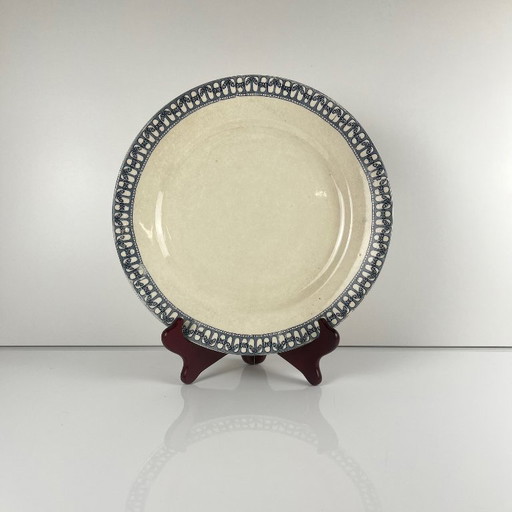 Plato redondo de loza procedente de Salins, de finales del siglo XIX o principios del siglo XX.