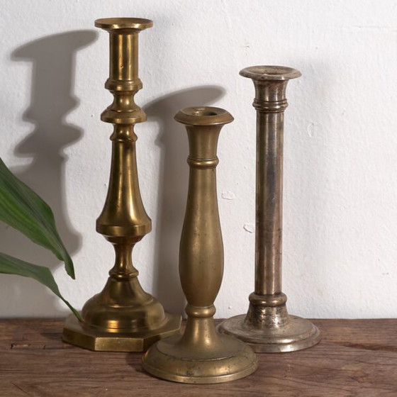 Bougeoirs anciens en laiton (c.1920). Lot de 3 #11 – Bougeoirs et chandeliers, Brass (photo 5 of 10)