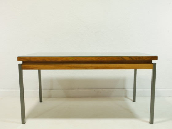 Image 1 of Vintage Couchtisch Nussbaum mit Glasplatte – Mid Century Sofatisch mit Stahlrohrbeinen, 1960er Jahre Coffee Table