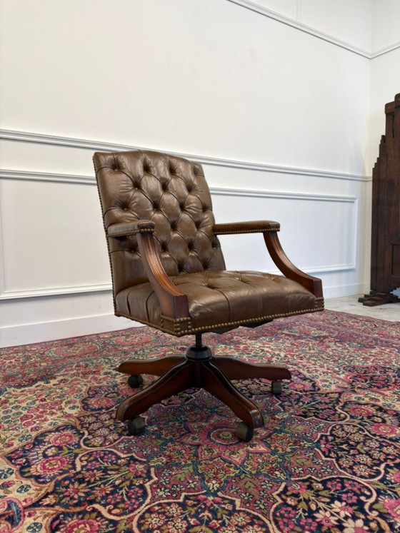 Sedia da ufficio Chesterfield classica inglese marrone – Sedie da ufficio, Leather, Wood (photo 7 of 7)