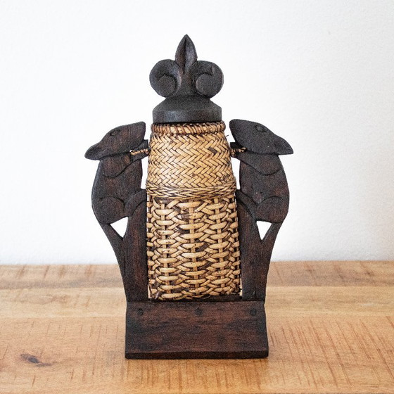 Vintage Zuid-Aziatische kleine rotan mand met houten knaagdierversieringen – Decoratieve objecten, Rattan (photo 3 of 8)
