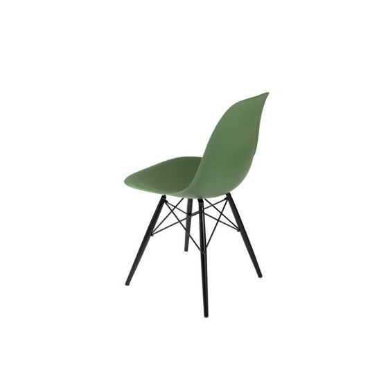 Image 1 of Vitra Eames Plastic Side Chair, esdoorn zwart/groen