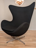 Poltrona a uovo con pouf di Arne Jacobsen