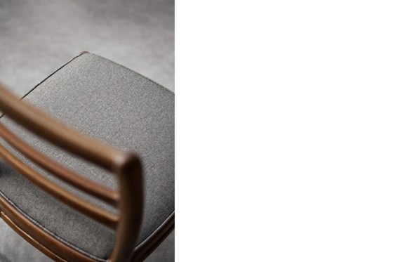 Image 1 of Elegante dänische Mid-Century-Stühle aus Teakholz und grauem Stoff, 1960er Jahre, 4er-Set