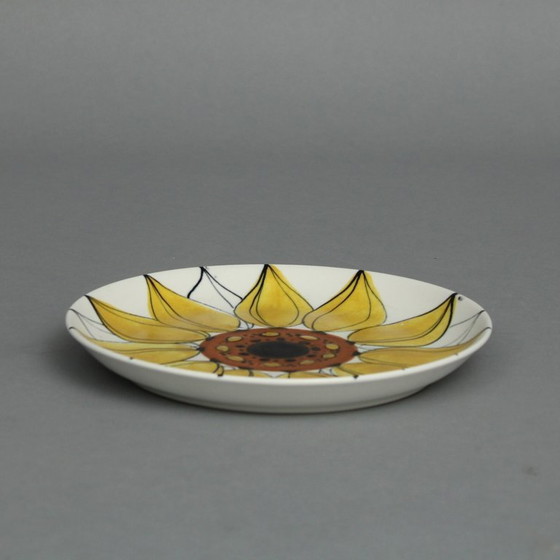 Image 1 of Hilkka-Liisa Ahola (1920-2009) aardewerken bord met "zonnebloem" decor, uitvoering Arabia / Finland 