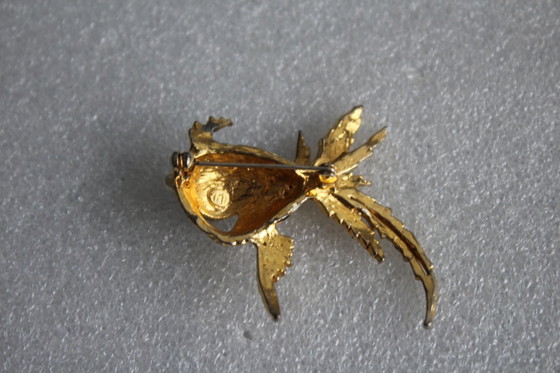 Image 1 of Vintage broche, abstract vismotief, goudkleurig metaal met emaille en parels.