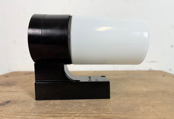 Image 1 of Industriële bruine bakelieten wandlamp met melkglas, jaren 60