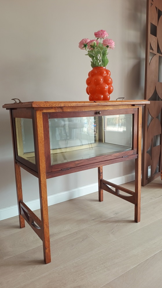 Image 1 of Magnifique vitrine vintage unique de style Arts & Crafts