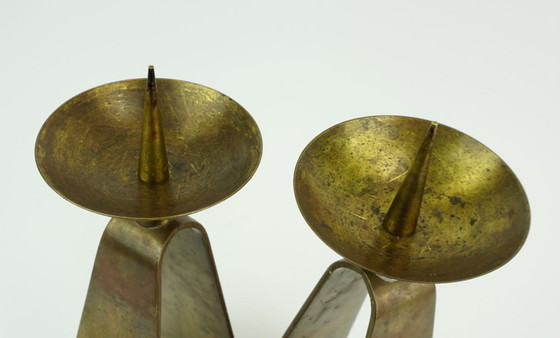 Image 1 of Une paire de bougeoirs en laiton de style moderne du milieu du siècle, datant des années 1950/60.