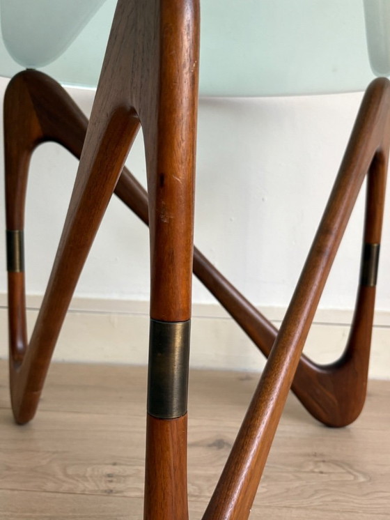 Image 1 of Tavolo rotondo in vetro e noce del Medioevo, California, anni 2000