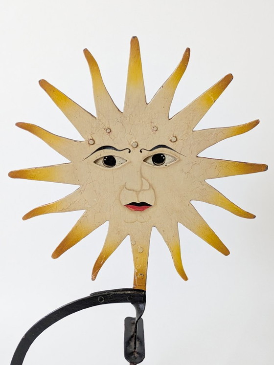 Scultura cinetica vintage a forma di volto di sole, in metallo dipinto a mano. – Sculture (photo 4 of 18)