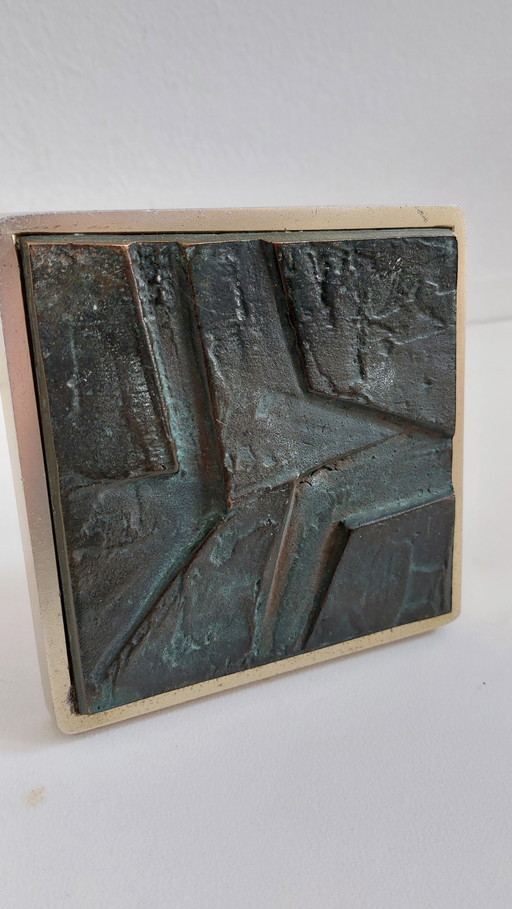 Targa brutalista in bronzo su maniglia della porta in alluminio ottonato