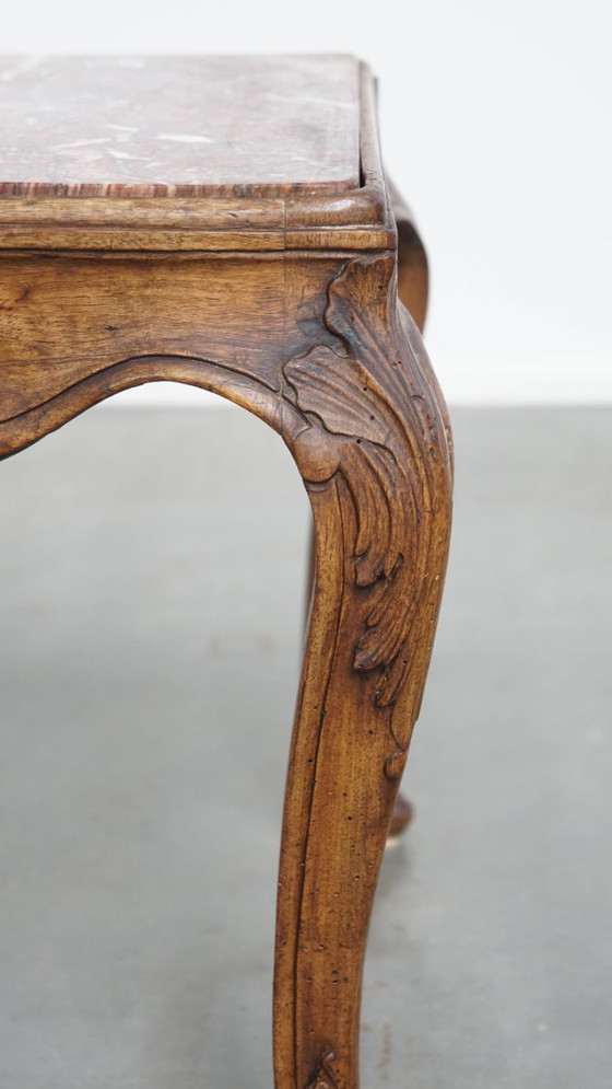 Image 1 of Ancienne table d'appoint carrée française de la fin du XVIIIe siècle avec cadre en bois et plateau en marbre