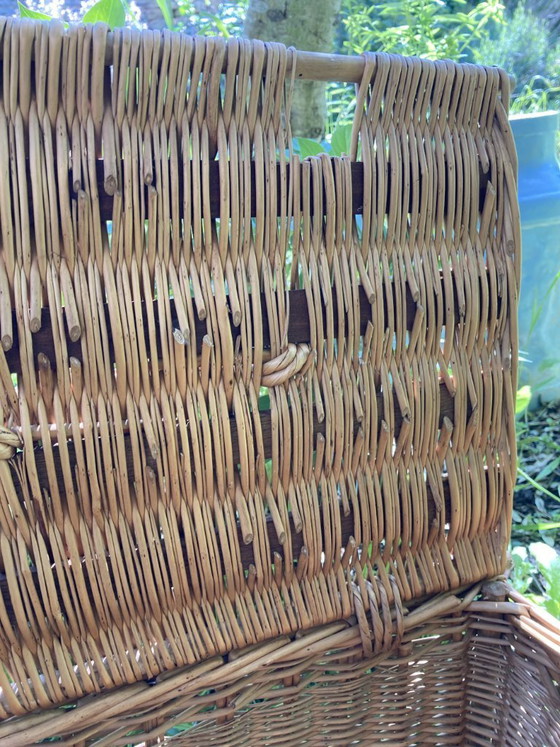 Image 1 of Cesta de mimbre antigua con cierre y asa.