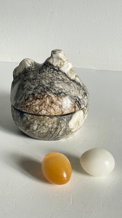 Escultura vintage de gallina con huevos en mármol