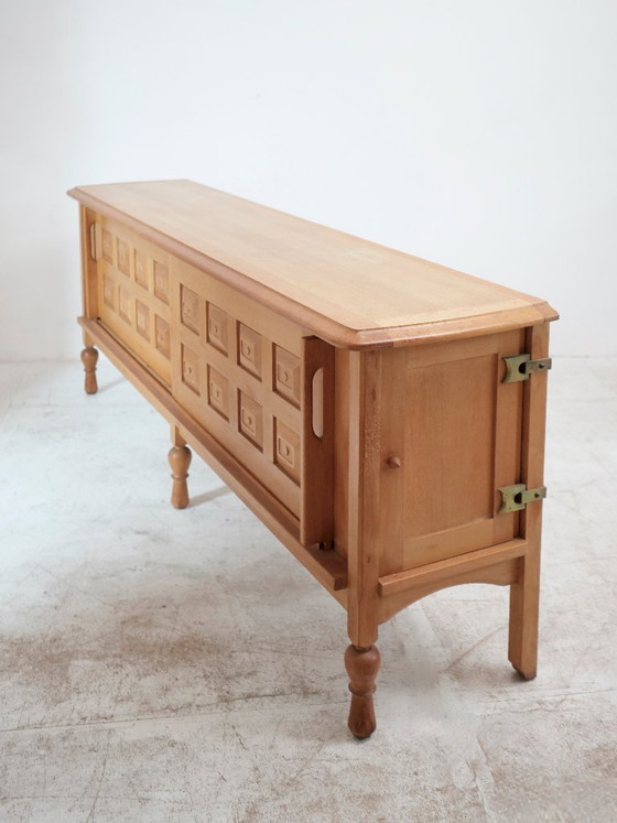 Image 1 of Dressoir van Guillerme en Chambron in licht eikenhout, brutalistische stijl
