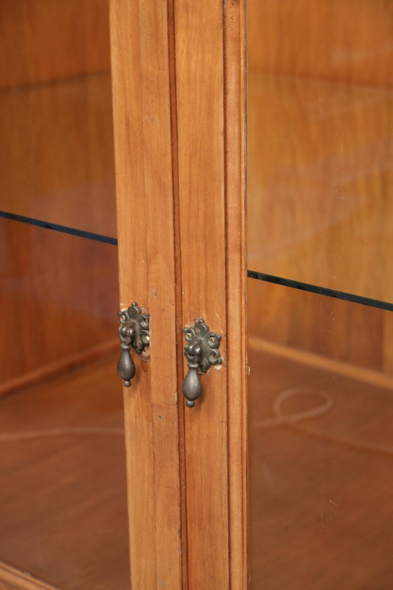 Image 1 of Bijzonder leuke en grote vintage houten balie/ vitrinekast/ display kast met 4 deuren en glas