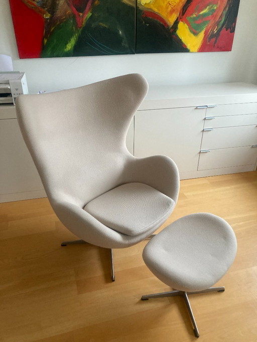 Poltrona Egg di Fritz Hansen con poggiapiedi; nuovo rivestimento Kvadrat.