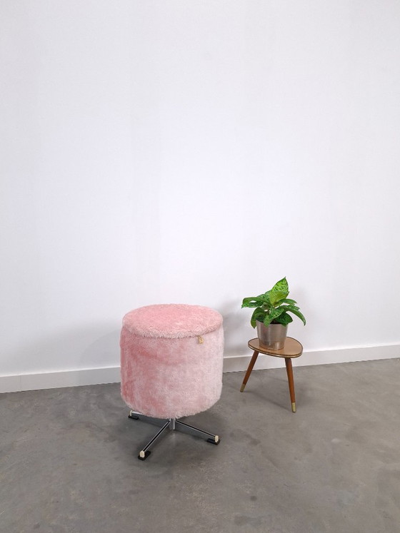 Pouf Rond Pivotant Moelleux Rose avec Couvercle et Pied Chromé – Poufs & repose-pieds, Chrome (photo 10 of 10)