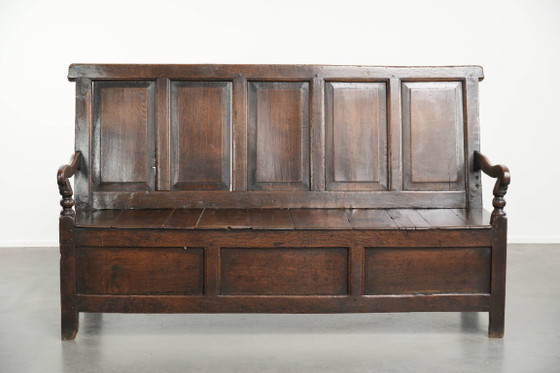 Image 1 of Prachtige antieke Engelse houten bank/ halbank uit begin 18e eeuw met prachtige warme kleuren en mooie details