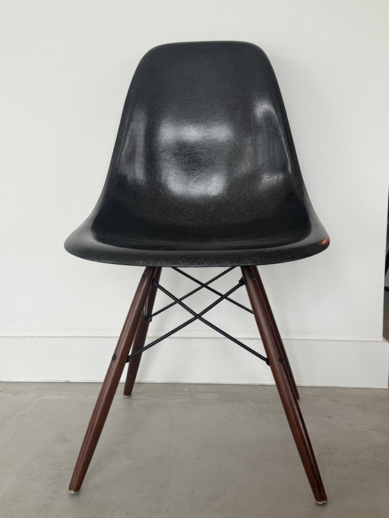Image 1 of Sillas Eames de fibra de vidrio negras, base de madera de 6 piezas