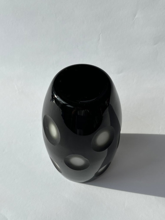Image 1 of Scandinavisch design - Zwarte glazen vaas met geslepen stippenmotief