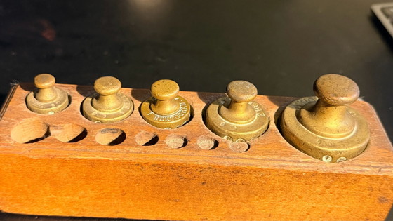 Juego de pesas antiguas de latón en soporte original – Objetos decorativos, Madera (photo 3 of 6)
