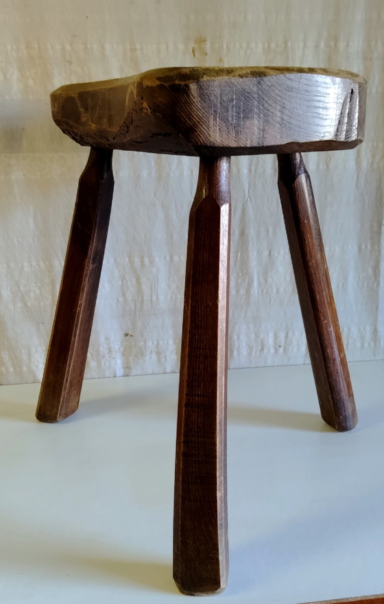 Dreibeiniger Hocker aus Massivholz - Mitte 20. Jh. – Wood (photo 7 of 8)