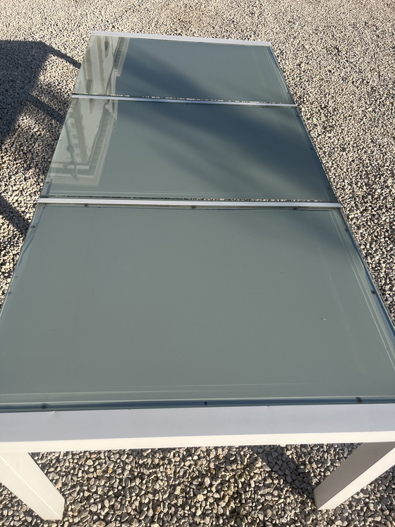 Image 1 of Bellissimo tavolo da giardino di design con piano in vetro satinato.