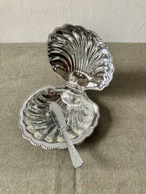 Mantequillera de concha de metal con cuenco de cristal y cuchillo, circa 1950-1960