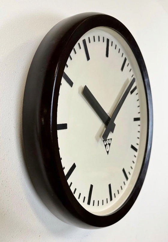 Image 1 of Orologio da parete industriale in bachelite di Pragotron, anni '70