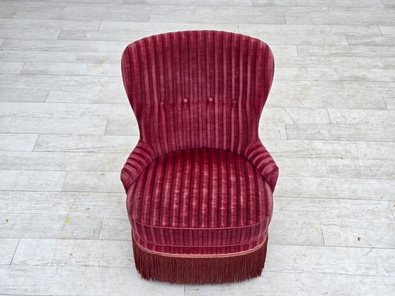 Image 1 of Fauteuil danois des années 1960, revêtement d'origine en velours rouge rayé.