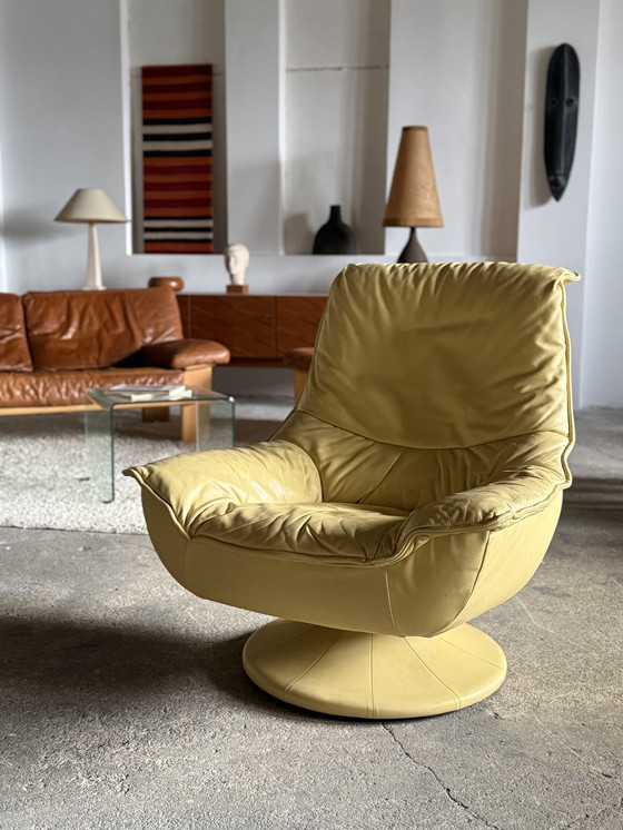 Image 1 of SEDIA GIREVOLE TULIP IN PELLE GIALLA SEDIA SPACE AGE