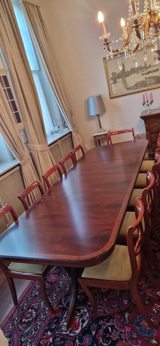 Mesa de comedor de madera vintage, extensible, con 12 sillas de comedor a juego.