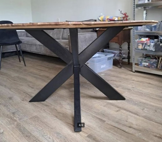 Image 1 of Robuuste teakhouten tafel met stalen onderstel