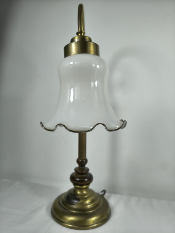 Image 1 of Lampada da tavolo vintage in ottone con paralume in vetro opalino e braccio decorativo classico