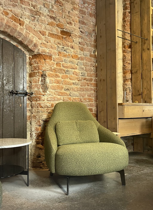 Leolux Jill armchair with lumbar cushion