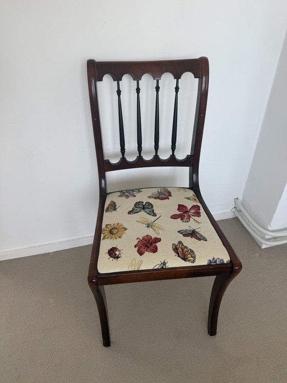 Chaise vintage en bois avec revêtement floral et papillon – Chaises de salle à manger, Wood (photo 3 of 5)