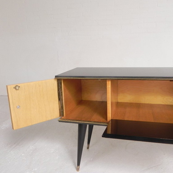 Image 1 of Aparador antiguo con patas cónicas, década de 1950.