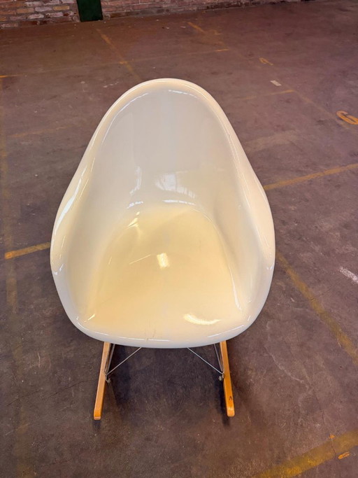 Sedia a dondolo Eames RAR, in plastica - Bianco/Cromo/Acero dorato (copia dell'originale) (photo 2 of 5)