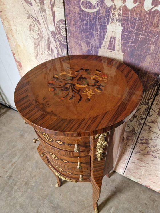 Image 1 of Klassische runde Kommode Beistelltisch, mit verzierten Dekoration 3 Schubladen und Messing Dekorationen dim. 36x36cm und 81cm ho