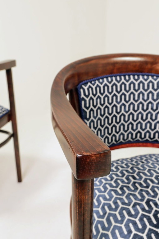 Paar Art-déco-Stühle, marineblauer Jacquard, Entwurf von Thonet aus dem Jahr 1910