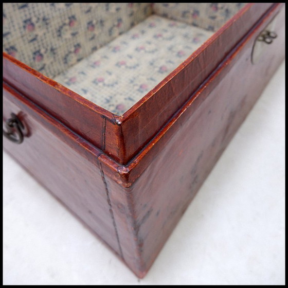 Image 1 of  Malle chinoise en cuir laqué rouge du début du XXe siècle