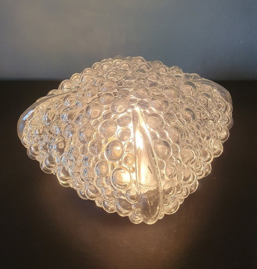 Helena Tynell - Glashütte Limburg - anni '60. Lampada da parete/soffitto in vetro spesso a bolle.