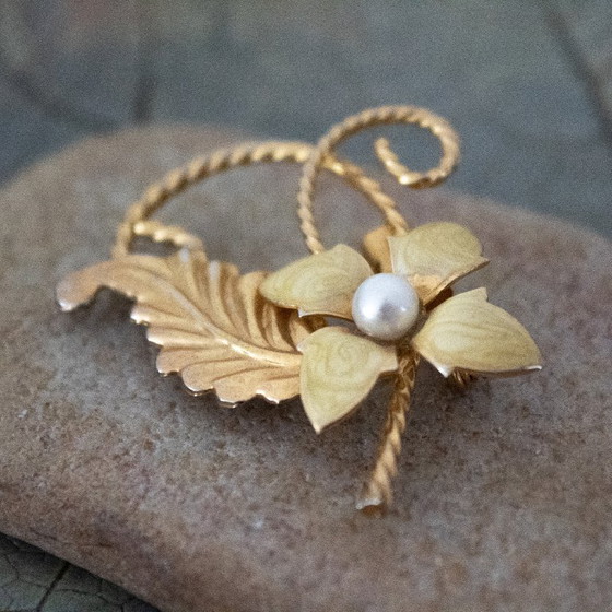 Image 1 of Vintage-Brosche aus gelber Emaille-Perle in Blumenform, gefasst in goldfarbenem Metall