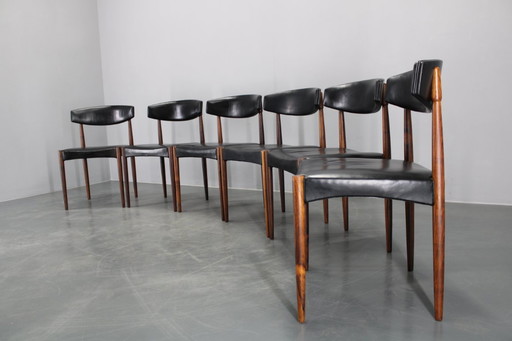    	 1960 Set van zes houten eetkamerstoelen in zwart kunstleer, Denemarken