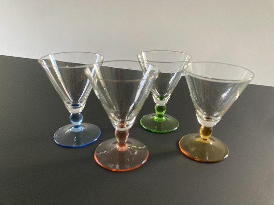 Image 1 of Vier französische Schnapsgläser, Mid Century (1950er Jahre), mit farbigem Sockel
