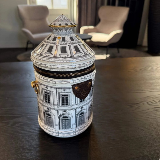 Louis Vuitton Fornasetti Cannes Architekturvase – Andere Taschen, Leinwand (photo 21 of 33)